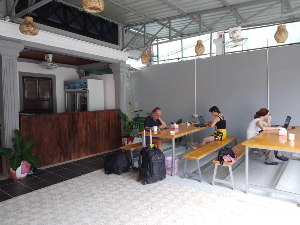 Funny Backpacker Hostel Λουάνγκ Πραμπάνγκ Εξωτερικό φωτογραφία