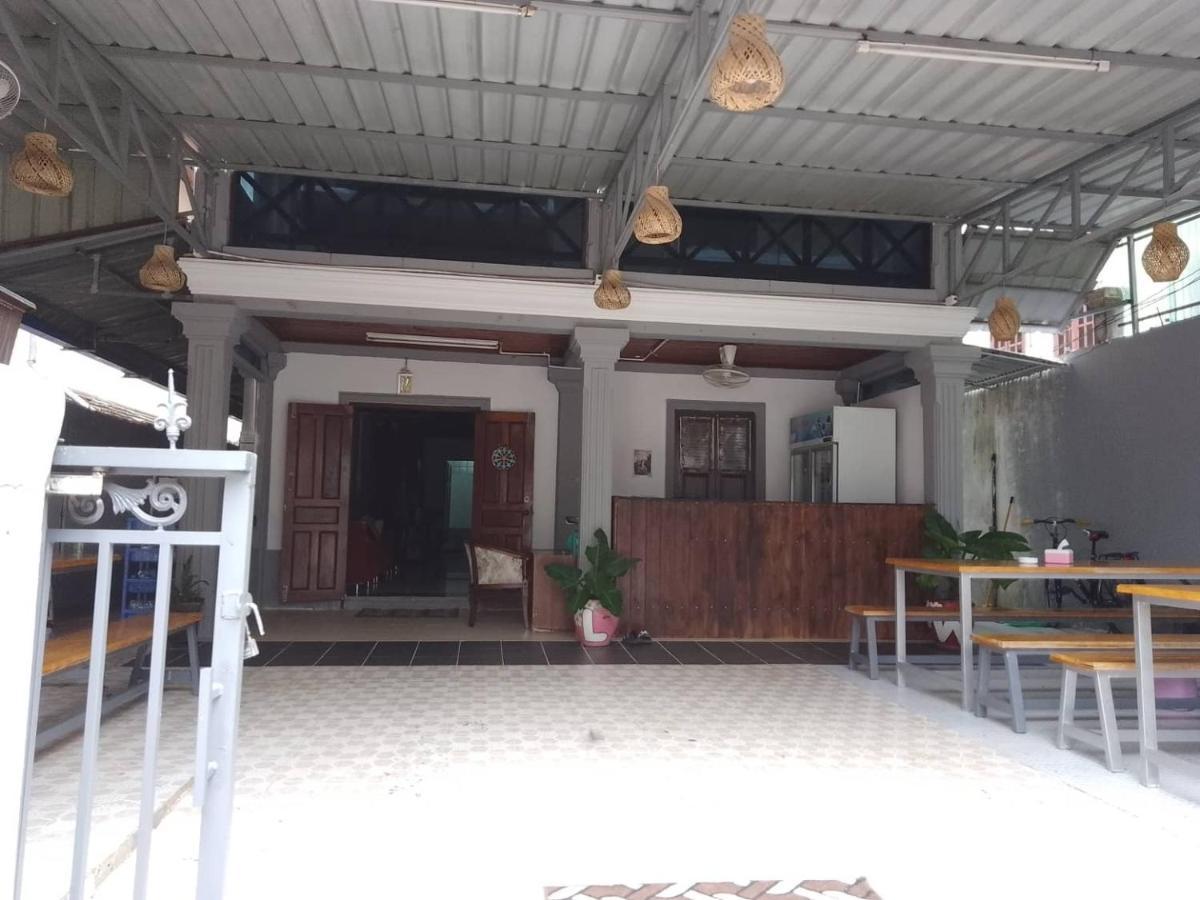 Funny Backpacker Hostel Λουάνγκ Πραμπάνγκ Εξωτερικό φωτογραφία